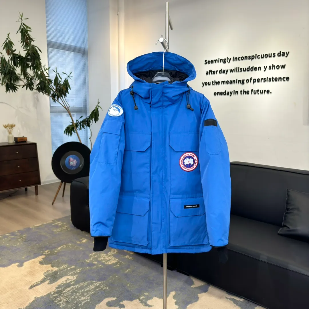 P800 Beichen White / 2008 Expedition Parka 4660M Product color: black, off-white, red, sand pink, sky blue, graphite gray, Beichen white, navy, sky blue, gray camouflage gray black label Product size: XS, S, M, L, XL, XXL Expedition was originally a parka designed for scientists at the McMurdo Research Station in Antarctica. Whether your next journey takes you into the frozen urban jungle or across uncharted ice fields, wear Canada Goose's Expedition Parka and get proven results year after year in Antarctica by the National Science Foundation's Center for Polar Research.  Material list: 1⃣ Uses Y-shaped Velcro imported from Taiwan (exclusive in the market) 2⃣ Uses 18-count polyester-cotton blended fabric imported from South Korea (authentic synchronized fabric) 3⃣ National standard 80% white duck down, (zp uses 80% white duck down/90% of all boasts are fake) 4⃣ Western Canadian coyote hair (non-market dyed fox hair filled with wolf hair) Material analysis characteristics: 1⃣ The original/polyester-cotton fabric has a high polyester fiber content, and the polyester-cotton fabric has high heat and light resistance and good stability. It has bright colors, high fiber strength, durability, light resistance, heat resistance, and straightness. 2⃣ As we all know, the original version uses 80% white duck down. The fill power refers to the cubic inches of volume occupied by each ounce (30 grams) of down under certain conditions. If one ounce of down occupies 500 cubic inches, the fill power of the down is 500. So we can simply understand it as: fill power is the volume of down, and the volume of down is fill power. The higher the fill power of down, it means that under the same filling amount, down can fix a larger volume of air layer to keep warm and insulate, so the warmth retention of down is better. 3⃣ Western Canadian coyote hair, "large range of selected neck hair" is soft and fluffy, each wolf hair is 60-63 long / 14-16 wide at the peak, this width + preferred parts. It is basically unmatched by the same industry